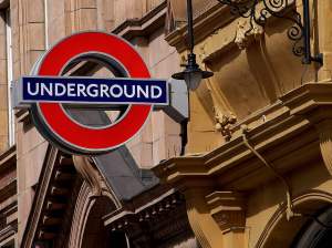 Станция "Westminster"  Underground-sign_1